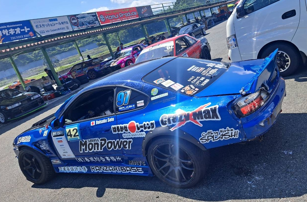 出場車両のリアガラスに掲載されたお名前